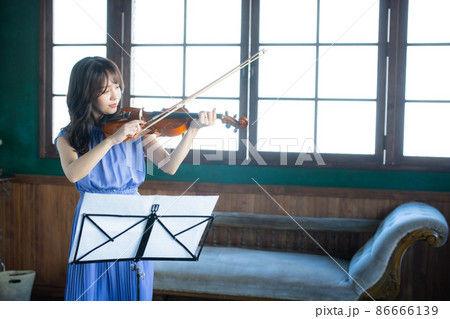 バイオリン　女性 86666139