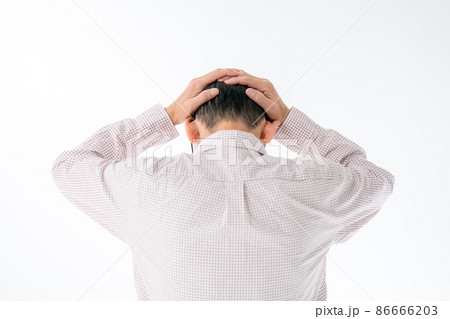 心配　不安　悩む　シニア　後ろ姿 86666203