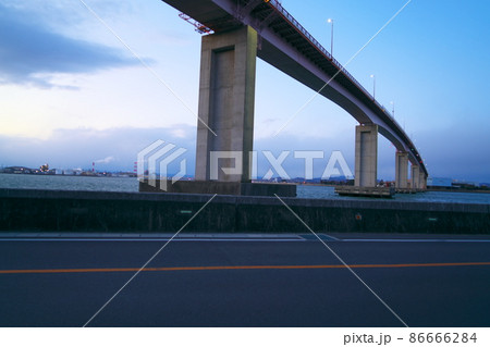 夕暮れの児島湾大橋と児島湾臨海工業地帯　岡山県岡山市南区 86666284