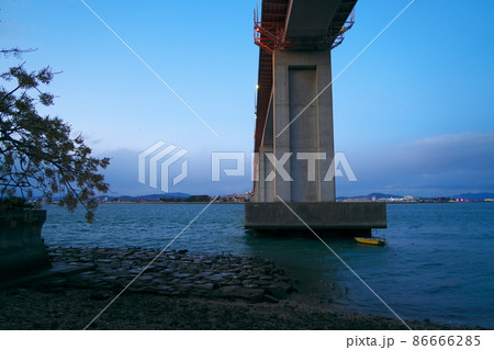夕暮れの児島湾大橋の橋脚　岡山県岡山市南区 86666285