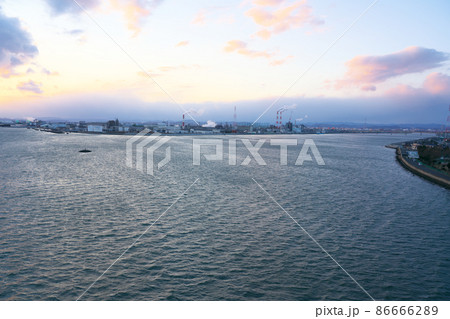 児島湾大橋から見た夕暮れの旭川河口と児島湾臨海工業地帯1　岡山県岡山市南区 86666289