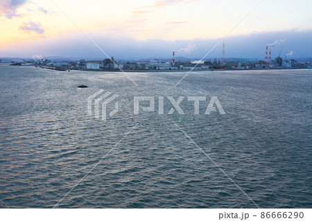 児島湾大橋から見た夕暮れの旭川河口と児島湾臨海工業地帯2 岡山県岡山市南区 児島湾大橋から見た夕暮れの旭川河口と児島湾臨海工業地帯2 岡山県岡山市南区 86666290