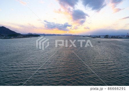 児島湾大橋から見た夕暮れの児島湾と臨海工業地帯1 岡山県岡山市南区 児島湾大橋から見た夕暮れの児島湾と臨海工業地帯1 岡山県岡山市南区 86666291