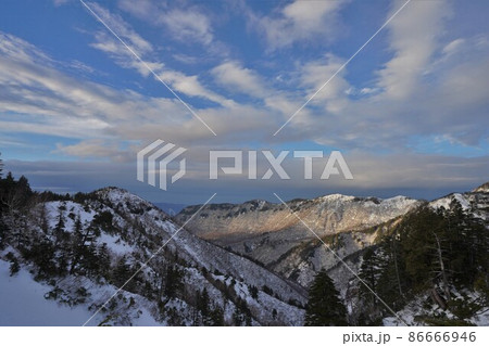 冬の苗場山からの猿面峰と日蔭山 86666946