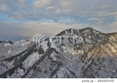 冬の苗場山からの霧ノ塔と虹 86666948