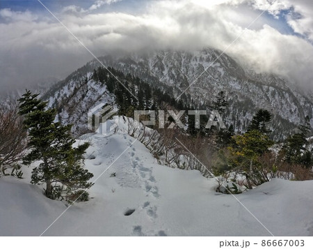 冬の猿面峰からの苗場山 冬の猿面峰からの苗場山 86667003