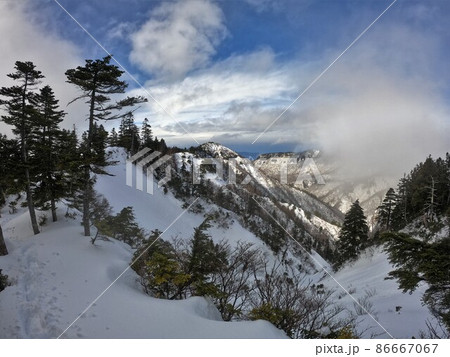 冬の苗場山の猿面峰 冬の苗場山の猿面峰 86667067