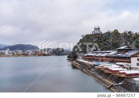 雪の国宝犬山城、ライン大橋からの眺め〈愛知県犬山市〉 86667257