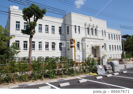 青空に映える白壁が美しい旧尼崎警察署を左側から　兵庫県尼崎市 86667671