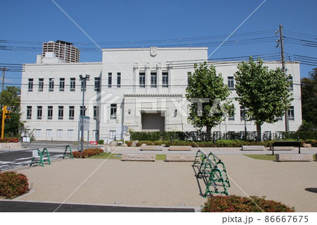 青空に映える白壁が美しい旧尼崎警察署の全景　兵庫県尼崎市 86667675