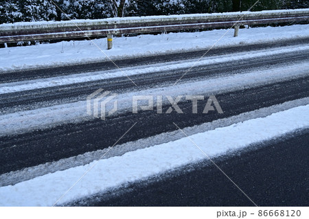 凍結した雪の道路と道 凍結した雪の道路と道 86668120