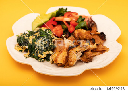 grilled chicken with egg and spinach, fresh salad grilled chicken with egg and spinach, fresh salad 86669248