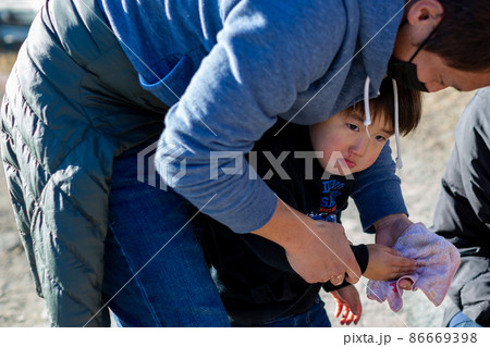 公園で遊ぶ親子 86669398