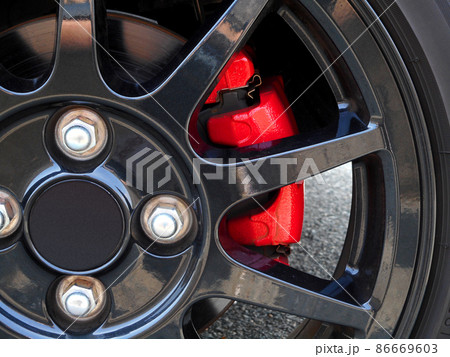 赤いキャリパーが付いたホイールのタイヤ 赤いキャリパーが付いたホイールのタイヤ 86669603