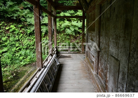 脚立が置いてある古い神社の縁 脚立が置いてある古い神社の縁 86669637