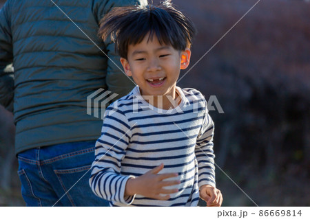 公園で遊ぶ親子 86669814