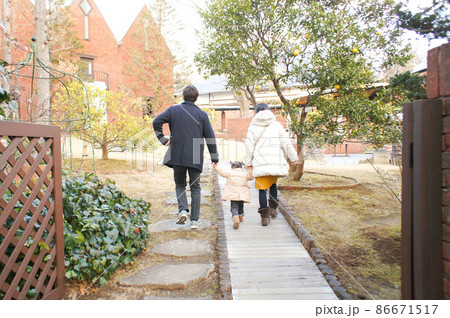 お父さんお母さんと小さな女の子のお出かけ 86671517