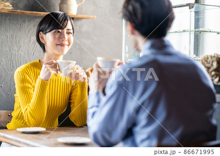 カフェでデートをするカップル。 86671995