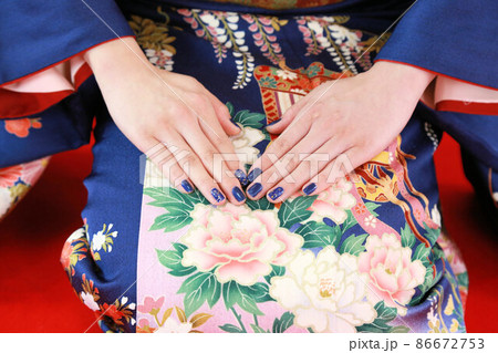 振袖を着た女性のネイルされた手、成人振袖イメージ 振袖を着た女性のネイルされた手、成人振袖イメージ 86672753