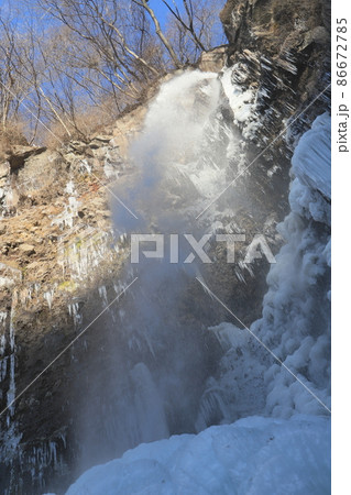 冬の滝沢の不動滝 86672785