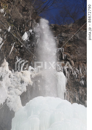 冬の滝沢の不動滝 86672790