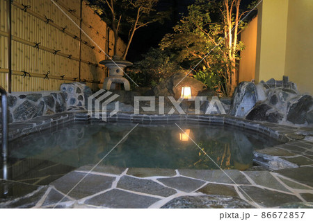 夜の貸切露天風呂　岩風呂スタイルの旅館　日本国内旅行 86672857