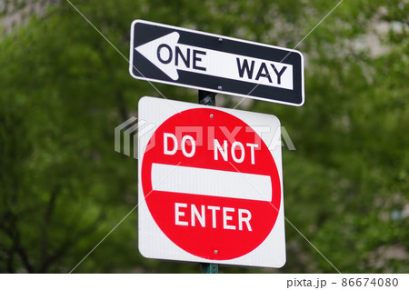 Do not enter' and 'One way' road signs in New...の写真素材