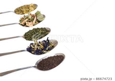 Leaves of different varieties of tea in spoons 86674723
