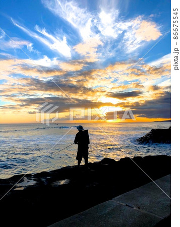 『ハワイ』釣りをする風景、カカアコビーチのサンセット 86675545
