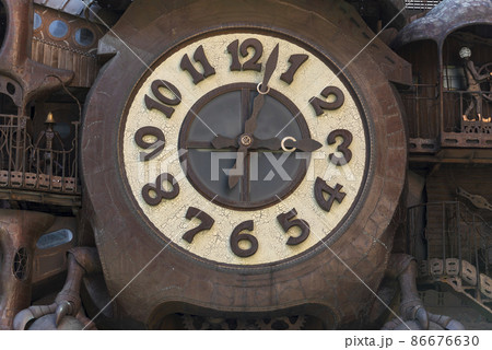 [東京・東新橋] 宮崎駿監督と鯱丸邦生氏によるジブリスタジオの日テレ大時計nのクローズアップ。 86676630