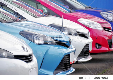 販売店に並ぶ車 中古車イメージ 販売店に並ぶ車 中古車イメージ 86676681