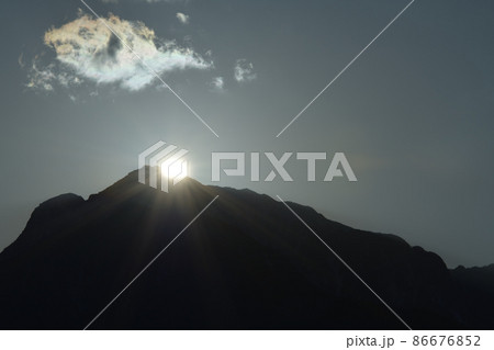 北杜市白州町、甲斐駒山頂に沈む太陽と彩雲 86676852