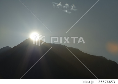 北杜市白州町、甲斐駒山頂に沈む太陽と彩雲 北杜市白州町、甲斐駒山頂に沈む太陽と彩雲 86676853