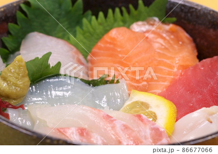 海鮮丼　ヒラメ　イカ　マグロ　サーモンなど 86677066