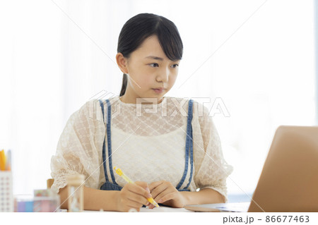 オンライン学習をする女の子 パソコン 86677463
