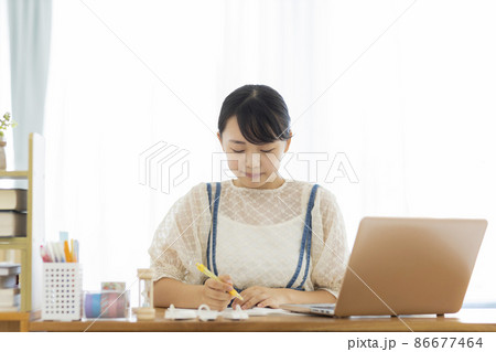 オンライン学習をする女の子 パソコン 86677464