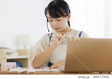 オンライン学習をする女の子 パソコン オンライン学習をする女の子 パソコン 86677466