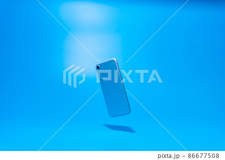 ブルー(青)背景色のスマートフォン(スマホ) ブルー(青)背景色のスマートフォン(スマホ) 86677508