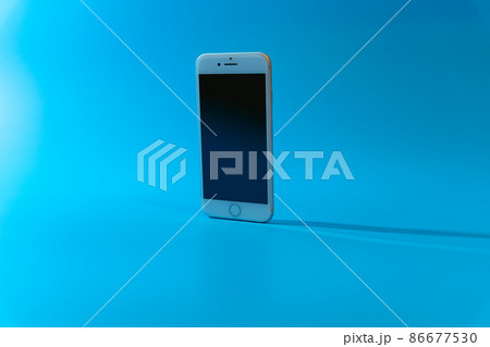 ブルー(青)背景色のスマートフォン(スマホ) ブルー(青)背景色のスマートフォン(スマホ) 86677530