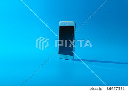 ブルー(青)背景色のスマートフォン(スマホ) ブルー(青)背景色のスマートフォン(スマホ) 86677531