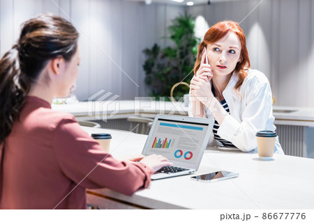 女性2人のビジネスシーン　撮影協力：WEEK芝大門(サンフロンティア不動産) 86677776