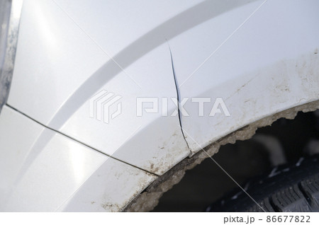 車のバンパー割れ 86677822