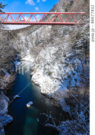 雪の駒形峡（縦） 86677832