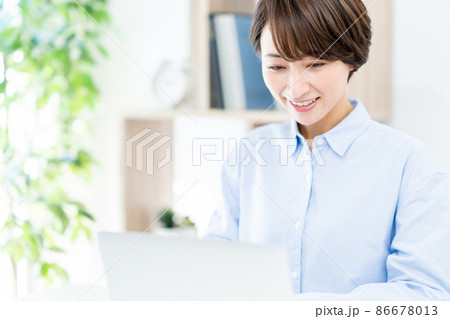 リビングでノートパソコンしているミドル女性 リビングでノートパソコンしているミドル女性 86678013