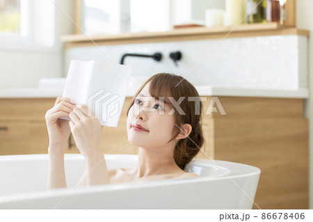 お風呂に浸かりながら読書を楽しむ女性 86678406