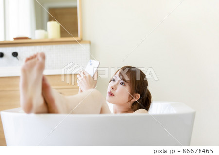 お風呂でスマートフォンを使う女性 お風呂でスマートフォンを使う女性 86678465