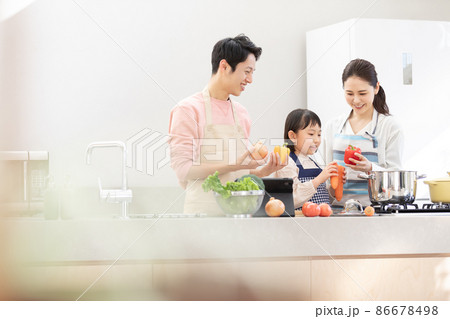 おうち時間 料理作りを楽しむ家族 おうち時間 料理作りを楽しむ家族 86678498