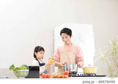 おうち時間 親子で料理作り おうち時間 親子で料理作り 86678499