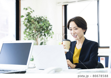 女性 オフィス パソコン 働く 笑顔 女性 オフィス パソコン 働く 笑顔 86678588
