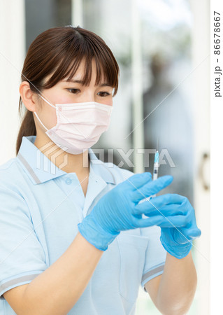 ワクチン接種の準備をする医療従事者 ワクチン接種の準備をする医療従事者 86678667